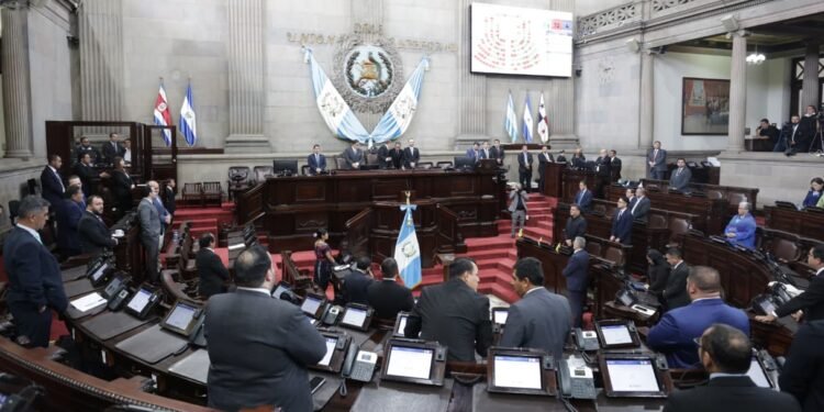 Congreso de Guatemala aprueba ampliación del presupuesto 2026 por $1.19 mil millones y presidente Arévalo celebra respaldo político