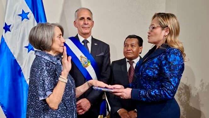 Presidente de Honduras juramenta a varios de los nuevos funcionarios del gabinete