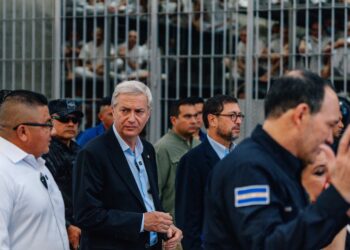 Presidente electo chileno conoce la megacárcel y resalta el cambio de El Salvador en materia de seguridad