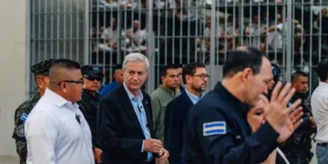 Presidente electo chileno conoce la megacárcel y resalta el cambio de El Salvador en materia de seguridad