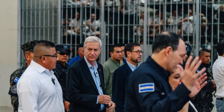 Presidente electo chileno conoce la megacárcel y resalta el cambio de El Salvador en materia de seguridad