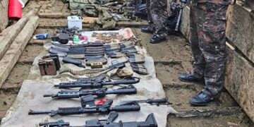 Ejército y policía de Guatemala decomisan armas y erradican plantación de marihuana en Petén; hay cinco capturados