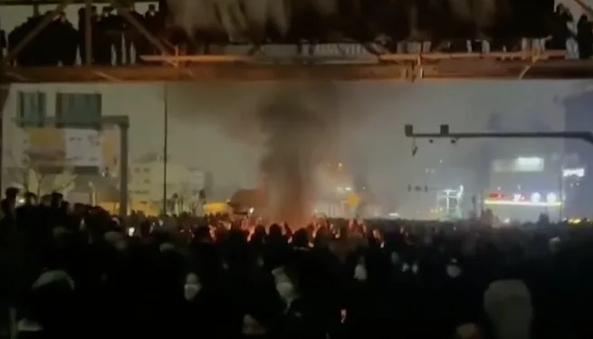 Protestas en Irán desafían al sistema teocrático de los ayatolas