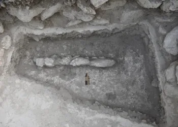 Hallan singular tablero de juego maya en sitio arqueológico de Guatemala