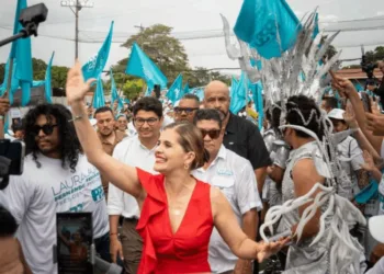 candidata oficialista Laura Fernández