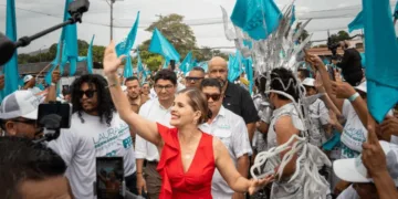 candidata oficialista Laura Fernández