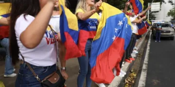La paradoja venezolana: el ataque estadounidense es una violación del derecho internacional que llena de esperanza a muchos venezolanos
