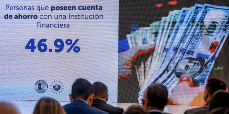 El 46.9 % de los salvadoreños tiene con una cuenta de ahorro, la mayoría por temor a imprevistos de gastos