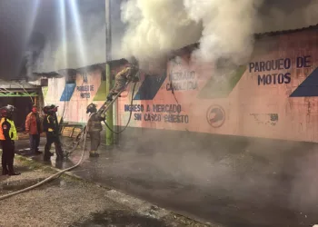 Incendio de gran magnitud consume varios locales en mercado de Mixco, Guatemala, en pleno inicio de 2026