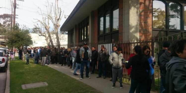 Guatemala y su diáspora en Estados Unidos: suspensión de servicios consulares en Los Ángeles complica a los migrantes