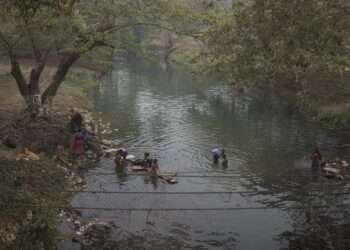 Guatemala denuncia contaminación con petróleo en el río San Román, en Alta Verapaz