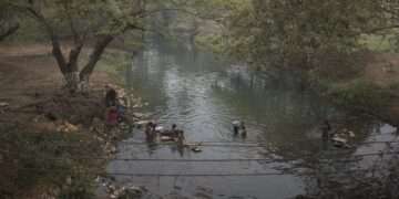 Guatemala denuncia contaminación con petróleo en el río San Román, en Alta Verapaz