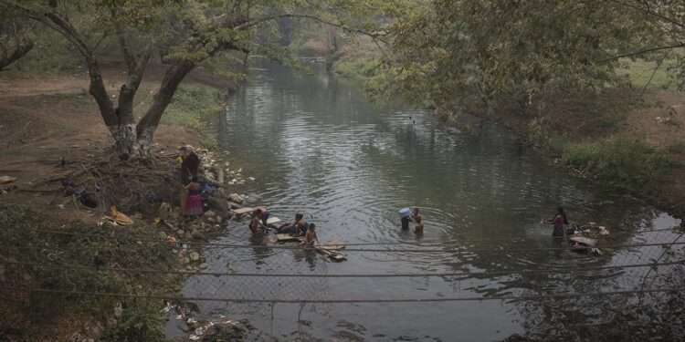 Guatemala denuncia contaminación con petróleo en el río San Román, en Alta Verapaz