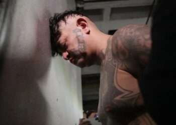 Cabecilla del Barrio 18 asegura que al menos 10 reos huyeron disfrazados de policías en penal de Guatemala