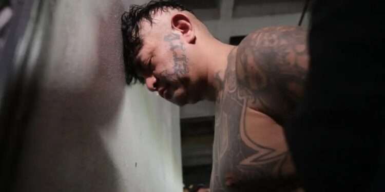 Cabecilla del Barrio 18 asegura que al menos 10 reos huyeron disfrazados de policías en penal de Guatemala