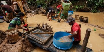 miles de mineros en crucitas