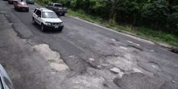 Solo el 30 % de la carretera principal que conecta Guatemala con México está en buenas condiciones