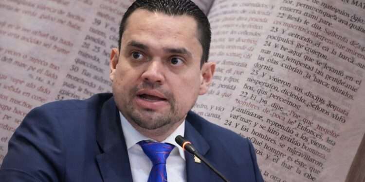 Biblia en las aulas: Honduras abre un pulso entre fe, educación y Estado laico