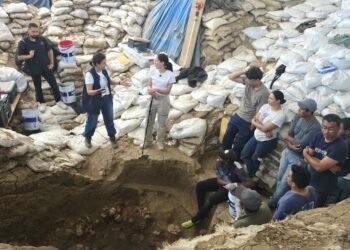 Hallan tumba milenaria con oro en sitio arqueológico panameño