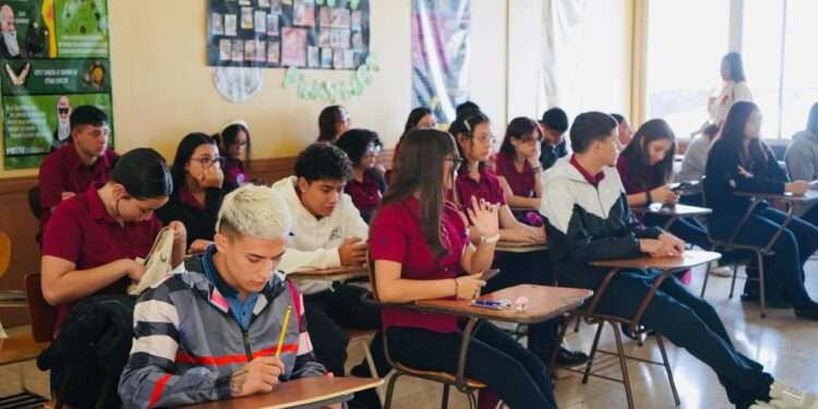 Grupos de clase en Costa Rica reducirán hasta un 37.5 % la cantidad de estudiantes a partir de 2026 por baja natalidad
