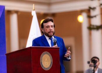 Vicepresidente de El Salvador dice denuncias de torturas en el CECOT contra venezolanos fueron un “montaje”