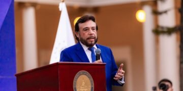 Vicepresidente de El Salvador dice denuncias de torturas en el CECOT contra venezolanos fueron un “montaje”