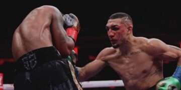 El hondureño Teófimo López pierde ante Shakur Stevenson y cede el título superligero de la OMB