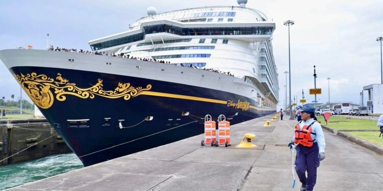 Crucero Disney Adventure hace historia al cruzar el Canal de Panamá como el más grande de pasajeros