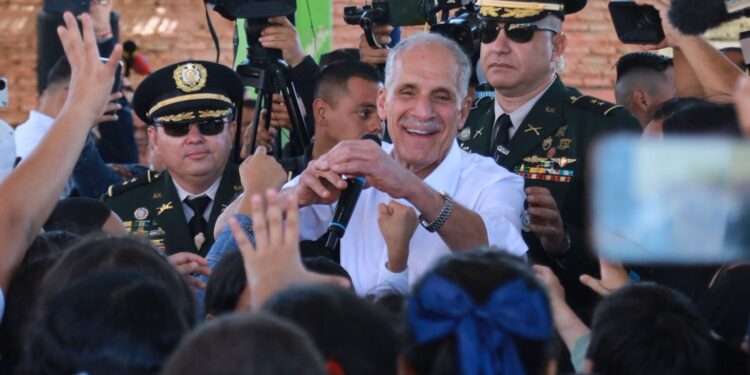 Presidente hondureño anuncia ley anticorrupción y aclara que libros escolares se financiaron con donaciones