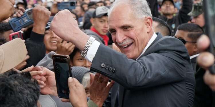 Presidente de Honduras asume control de la emergencia en salud y promete transformar el sistema sanitario en dos años