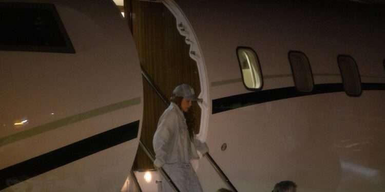 Shakira ya está en El Salvador para residencia de cinco conciertos mientras miles de turistas ingresan al país