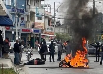 Linchamiento a presuntos asaltantes en Guatemala; uno muere quemado