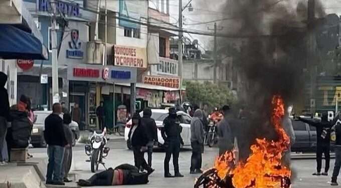 Linchamiento a presuntos asaltantes en Guatemala; uno muere quemado