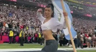 Centroamericanos aparecen en el show de Bad Bunny en el Super Bowl y llevan su identidad latina al escenario global
