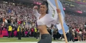 Centroamericanos aparecen en el show de Bad Bunny en el Super Bowl y llevan su identidad latina al escenario global