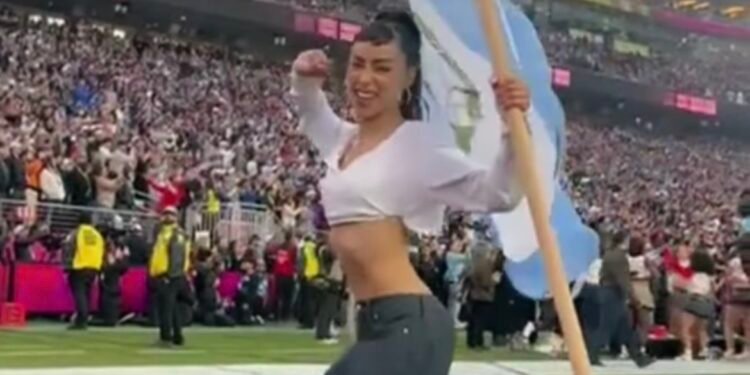 Centroamericanos aparecen en el show de Bad Bunny en el Super Bowl y llevan su identidad latina al escenario global