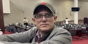 Congreso de Honduras: disputa por gorra con estrella roja enfrenta a diputado izquierdista y el conservador presidente legislativo