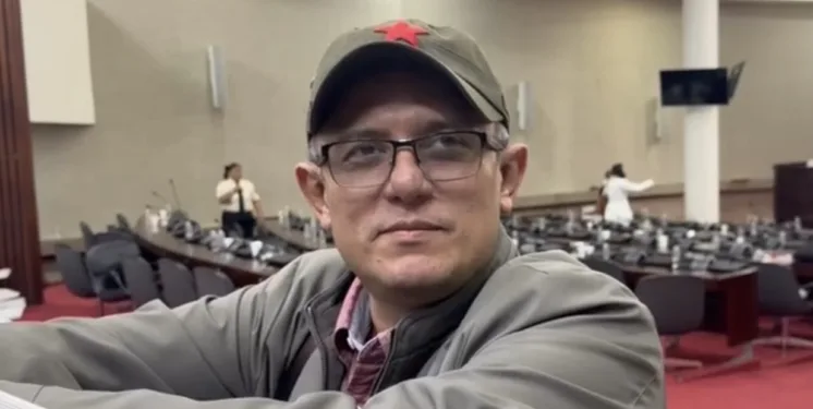 Congreso de Honduras: disputa por gorra con estrella roja enfrenta a diputado izquierdista y el conservador presidente legislativo