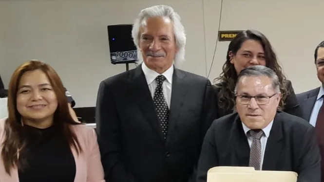 Juez en Guatemala ordena liberar al periodista José Rubén Zamora y le otorga arresto domiciliario