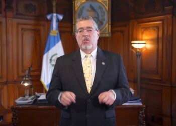 Presidente de Guatemala denuncia acciones abusivas del Ministerio Público y llama a votar en elecciones del Colegio de Abogados