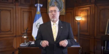 Presidente de Guatemala denuncia acciones abusivas del Ministerio Público y llama a votar en elecciones del Colegio de Abogados