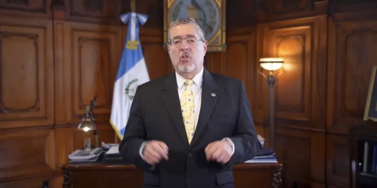 Presidente de Guatemala denuncia acciones abusivas del Ministerio Público y llama a votar en elecciones del Colegio de Abogados