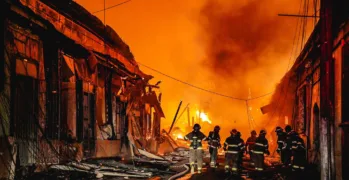 Incendio en el Centro Histórico de San Salvador deja tres muertos y destruye varias edificaciones centenarias