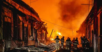 Incendio en el Centro Histórico de San Salvador deja tres muertos y destruye varias edificaciones centenarias