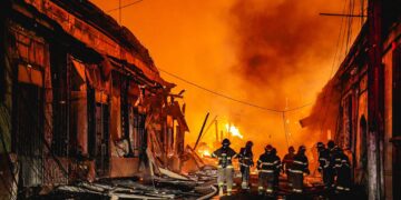 Incendio en el Centro Histórico de San Salvador deja tres muertos y destruye varias edificaciones centenarias