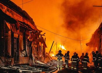 Incendio en el Centro Histórico de San Salvador deja tres muertos y destruye varias edificaciones centenarias