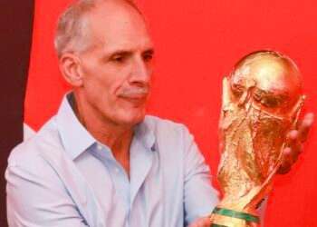 Presidente hondureño se pone futbolero y besa el trofeo de la Copa Mundial en San Pedro Sula