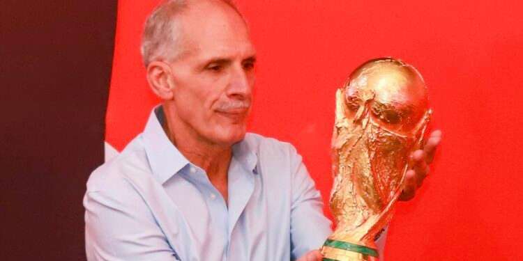 Presidente hondureño se pone futbolero y besa el trofeo de la Copa Mundial en San Pedro Sula