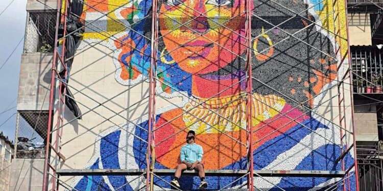 Venezolano crea en El Salvador un mural con más de 100,000 tapas recicladas en zona anteriormente dominada por pandillas