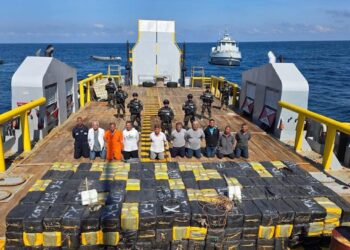El Salvador anuncia incautación de 6.6 toneladas de cocaína en alta mar, la más grande en la historia del país
